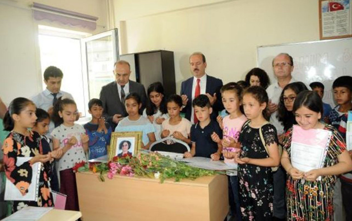 Kazada ölen öğretmenlerinin fotoğrafını görünce gözyaşlarına boğuldular