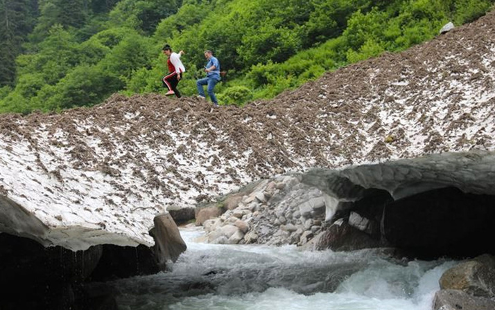 Rize'deki Ayder Yaylası'nda çığ kütlesinde tehlikeli selfie!