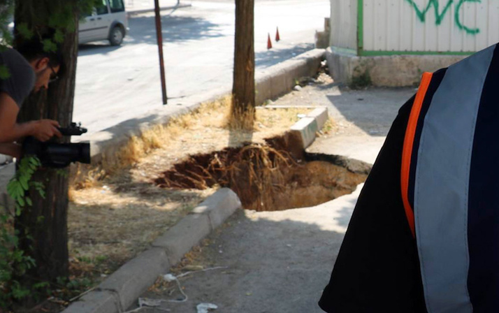 Gaziantep'te sokakta yürüyenler ne olduğunu anlamadı! Bir anda çöktü