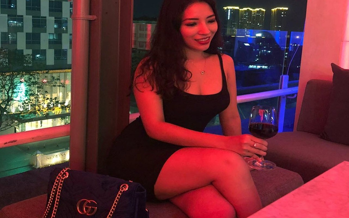 Cesur paylaşımları başını yaktı! Seksi doktorun görevine son verildi