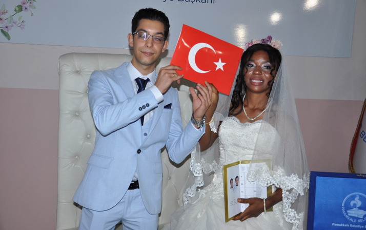 Denizlili genç babasının vasiyetini Afrikalı kızla evlenerek yerine getirdi