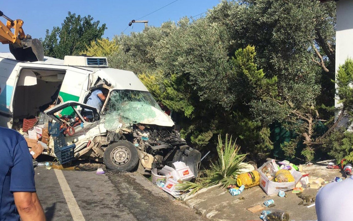 Minibüs, trafik levhasına ardından çöp konteynerine çarptı: 3 yaralı
