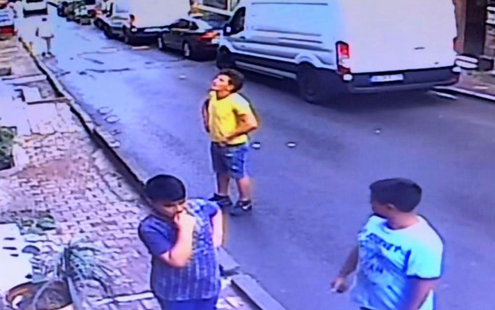 İkinci kattan düşen bebeği havada böyle yakaladı