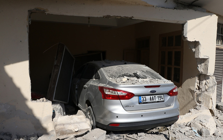 Mersin'de bir sÃ¼rÃ¼cÃ¼, fren yerine gaza basÄ±nca eve girdi. Korku dolu anlarÄ±n yaÅandÄ±ÄÄ± olayda, Åans eseri evde yaÅayan bir kiÅi hafif yaralandÄ±. ile ilgili gÃ¶rsel sonucu