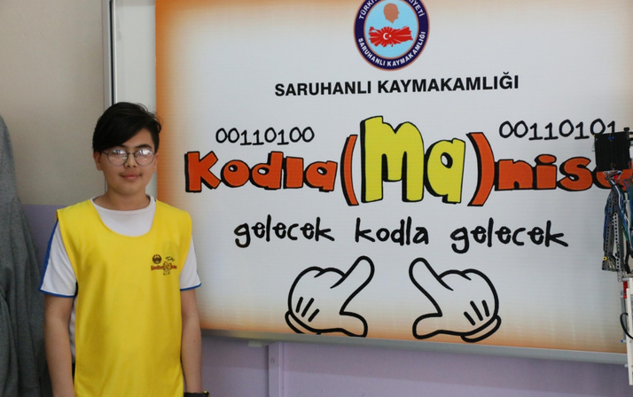 Manisa'da 13 yaşındaki öğrenci arkadaşının babası için protez el yaptı gönülleri fethetti