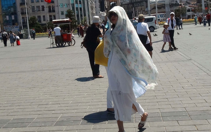 İstanbul 40 derece sıcaklığı gördü! Turistler Taksim Meydanı'nda bakın nasıl önlem aldı