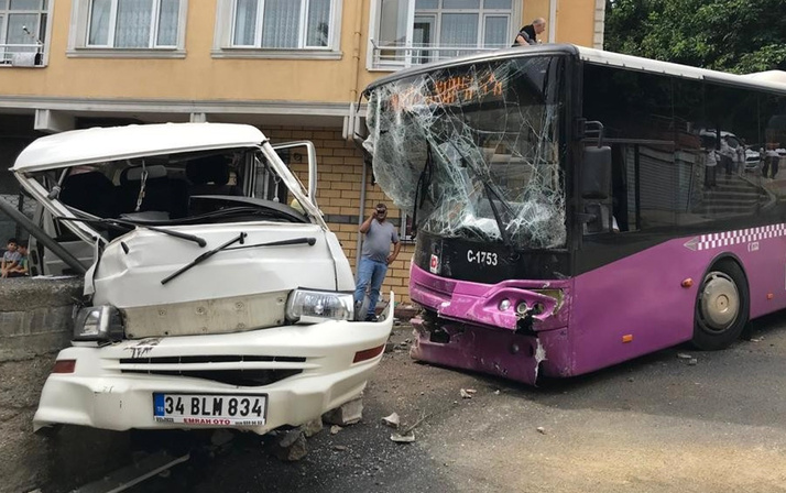 İstanbul'da kontrolden çıkan halk otobüsü dehşet saçtı