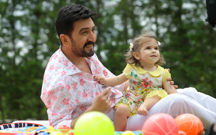 Sevilen şarkıcı Ferman Toprak klibinde bakın kimi oynattı