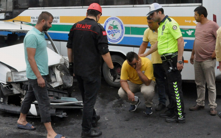 Zonguldak'ta otomobil halk otobüsüne çarptı 3 yaralı