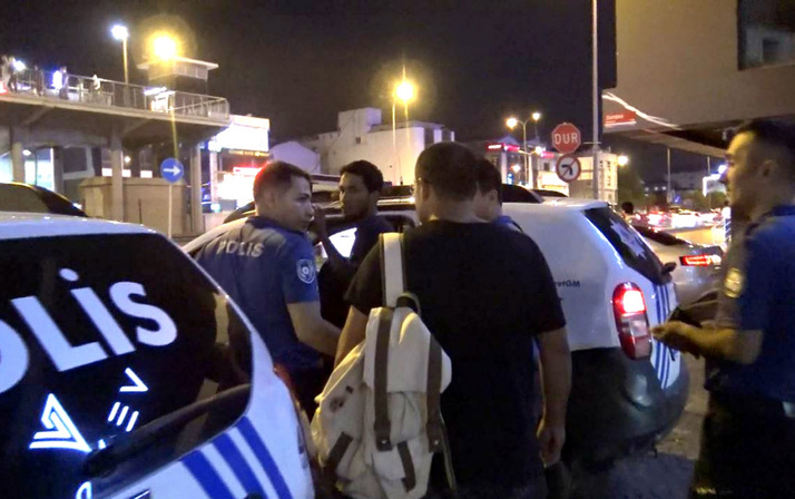 Metrobüste şoke eden olay! Genç kız yapma diye uyardı