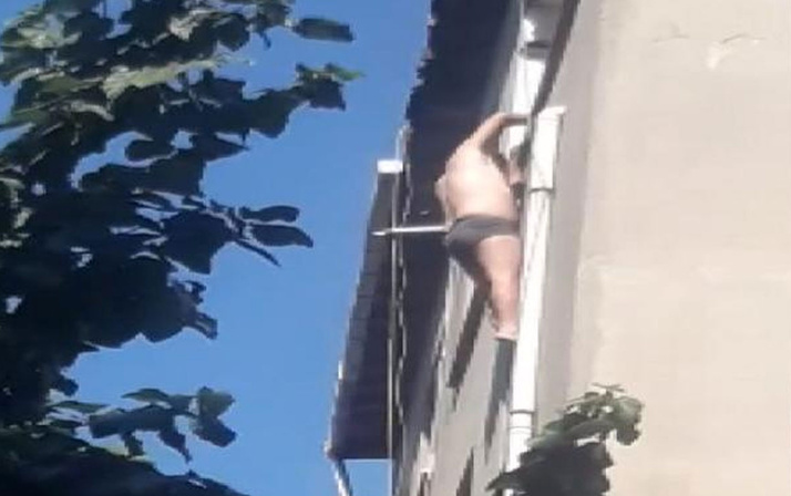 Kimse gözlerine inanamadı! Yarı çıplak halde 5. katta böyle bekledi