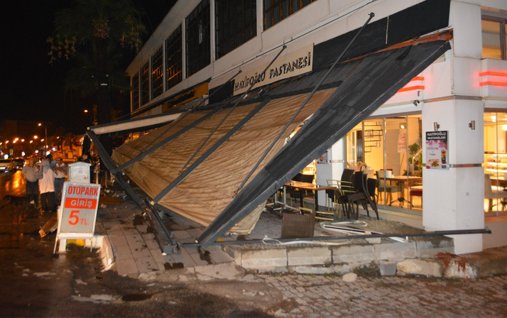 Balıkesir'de şehrin göbeğinde şiddetli hortum paniğe neden oldu