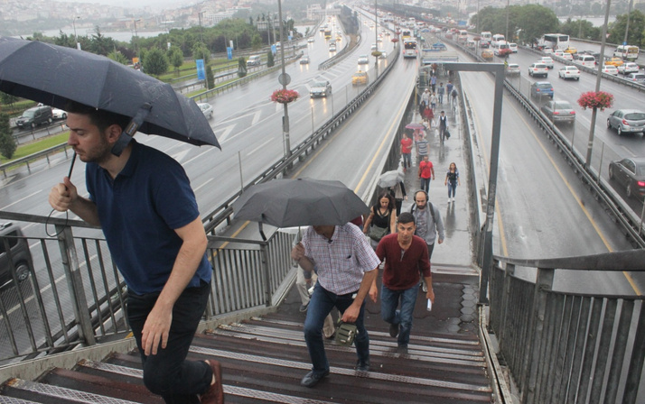 İstanbullular güne yağışla başladı