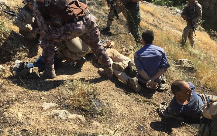 Teröristlerin yakalanma anına ait yeni fotoğraflar çıktı