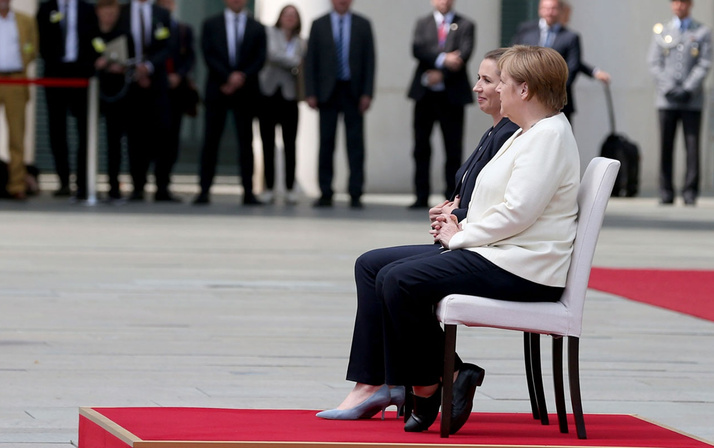 Almanya Başbakanı Angela Merkel titremesin diye sandalyeli önlem