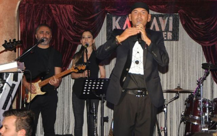 Havalimanında uçağı rötar yaptığını öğrenen şarkıcı Altay bakın ne yaptı