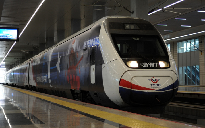 Yüksek Hızlı Tren 15 Temmuz'a özel giydirildi görenler heyecanını gizleyemedi