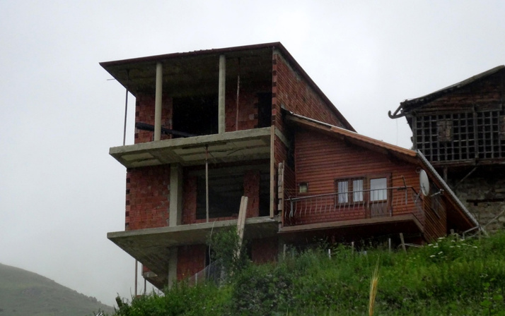 Rize'de miras kalan evde anlaşmayınca motorlu testereyle ikiye böldürdüler
