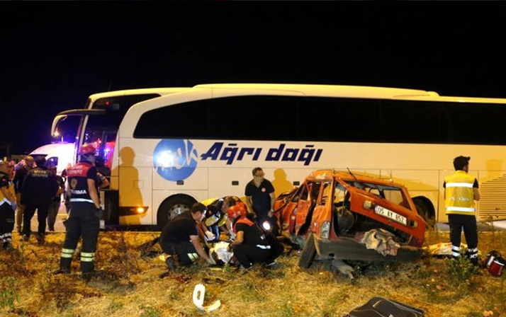 Sivas'ta yolcu otobüsü ile otomobil çarpıştı: 3 ölü, 1 yaralı