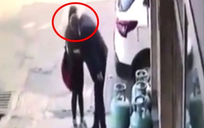 Yaşlı sapıktan 13 yaşlarındaki kız çocuğuna cinsel taciz! O anlar kamerada