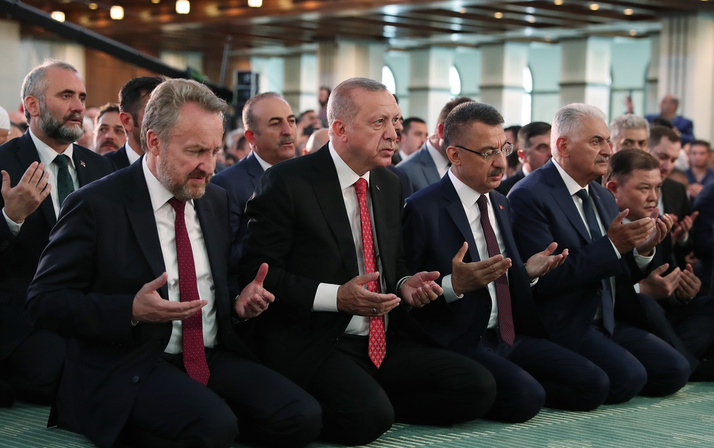 Cumhurbaşkanı Erdoğan, şehitler için Kur’an-ı Kerim okudu