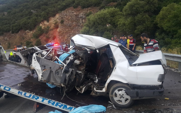 Isparta'da cip ile otomobil çarpıştı: 3 ölü, 1 yaralı