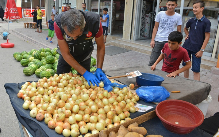 Adana'da polis pazar tezgahlarında böyle uyuşturucu aradı