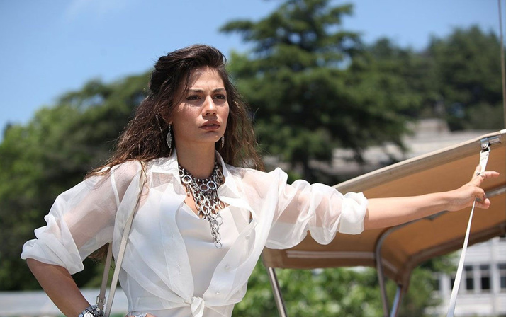 Can Yaman'la aşk yaşayan Demet Özdemir'in bikinili göbek dansı olay!