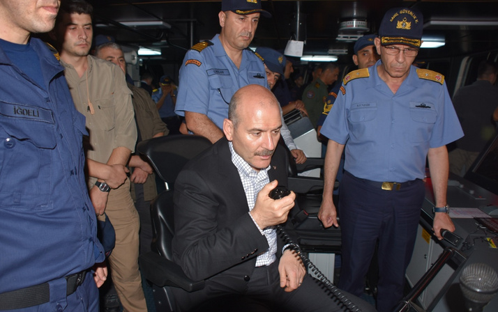 Bakan Soylu, TCS Dost Gemisiyle gece seyrine çıktı