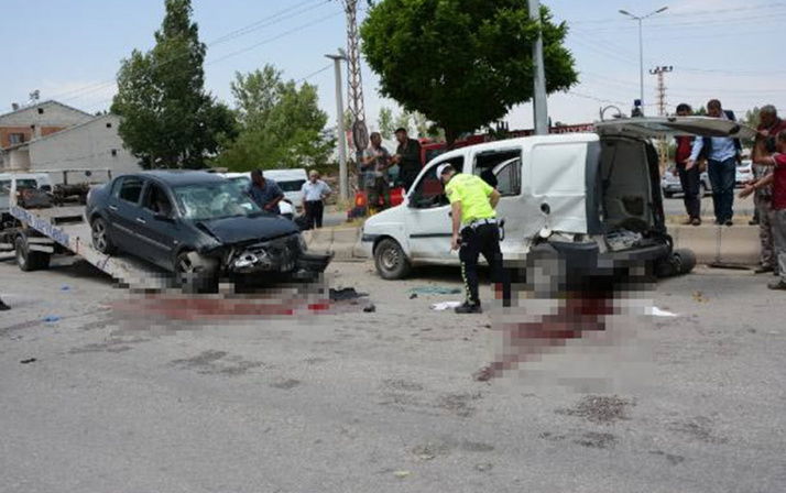 Ağrı'da feci kaza Otomobil, hafif ticari araçla çarpıştı: 1 ölü 6 yaralı