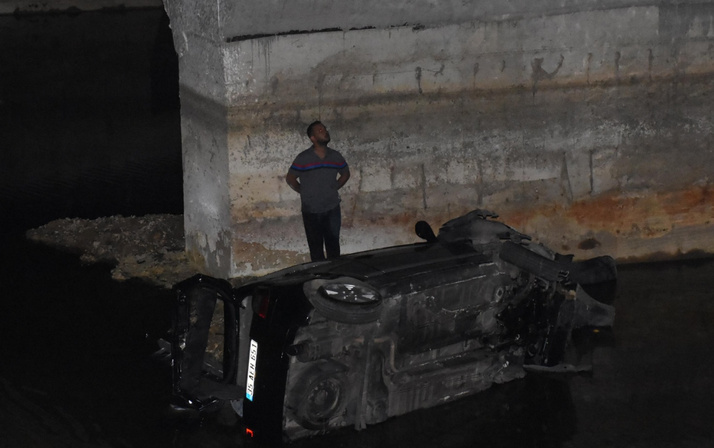 Dereye uçan aracının üzerine çıktı çaresizce yardım gelmesini bekledi