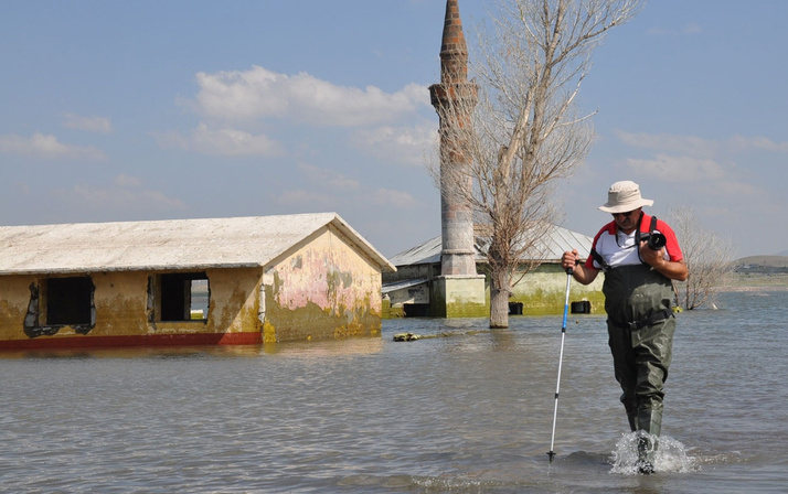 Kars’ta baraj gölü 5 metre çekildi ortaya çıkanlar için fotoğrafçılar akın etti