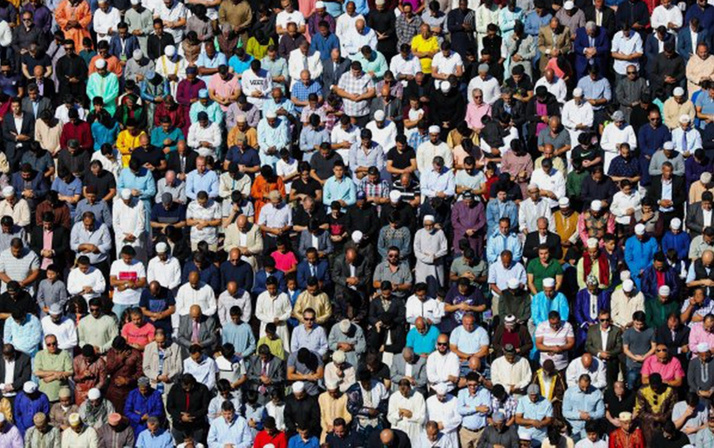 ABD'de binlerce Müslüman stadyumda bayram namazı kıldı