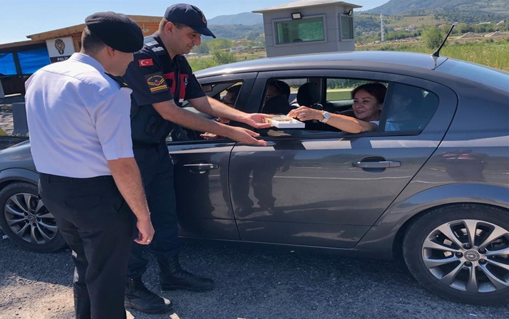 Jandarma bu kez ceza kesmedi! Bakın bu sefer ne yaptı