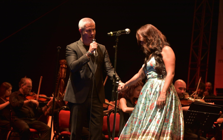 Dünyaca ünlü tenor Çeşme'de Nez ile Sezen Aksu şarkısı söyledi! Ortalığı inletti