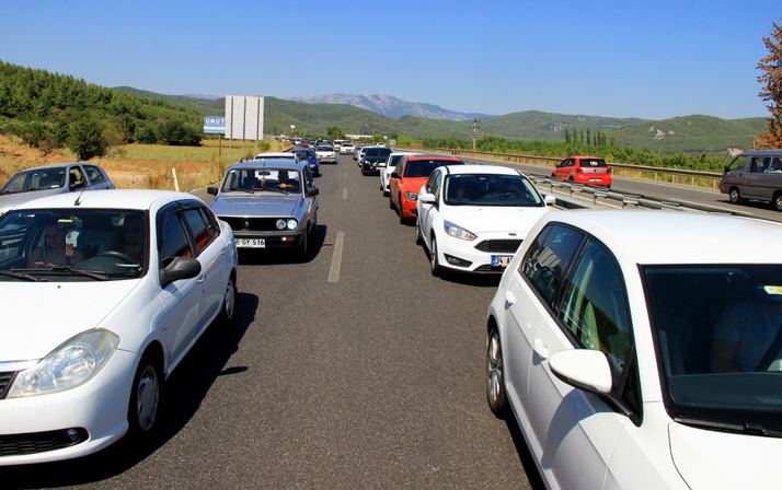 Muğla’nın Akyaka mahallesi bayramda nüfusunu 25'e katladı araç trafiği kilitlendi