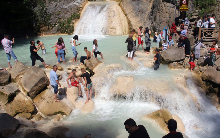 Karadeniz'in sodalı gölü bayramda ziyaretçilerle doldu taştı