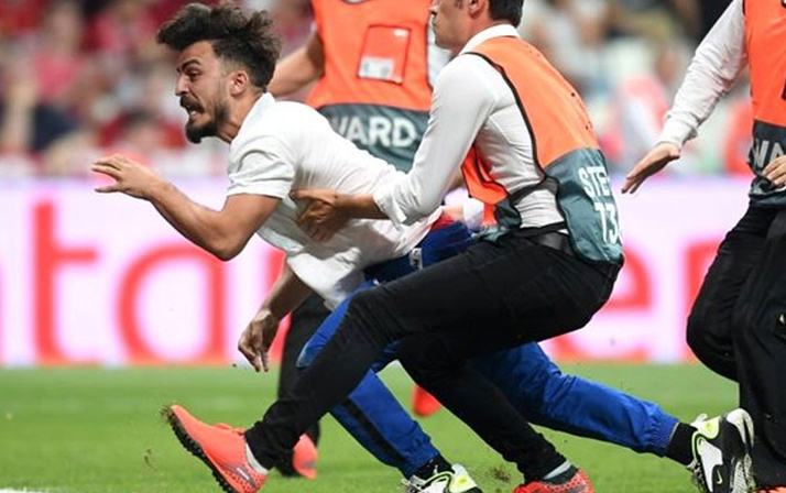 Liverpool-Chelsea maçında saha atlayan YouTuber Ali Abdüsselam Yılmaz kimdir?