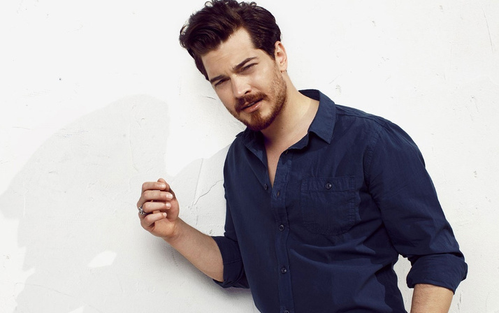 Çağatay Ulusoy yeni imajıyla tepki topladı! Bakın artık kime benziyor