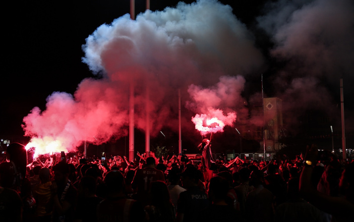 Liverpoollu taraftarların Taksim’de kupa coşkusu