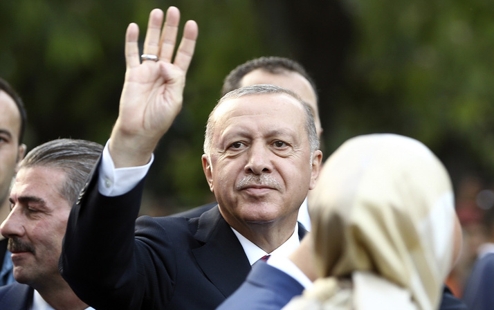 Cumhurbaşkanı Erdoğan Sultanahmet'te vatandaşlarla selamlaştı