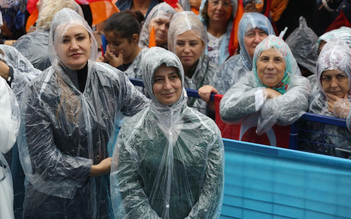 Sare Davutoğlu mitingi yağmurun altında izledi
