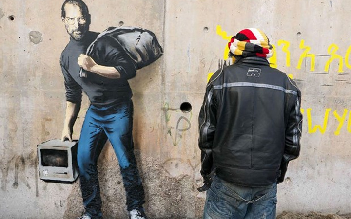 Banksy Apple'ın kurucusunu mülteci olarak çizdi