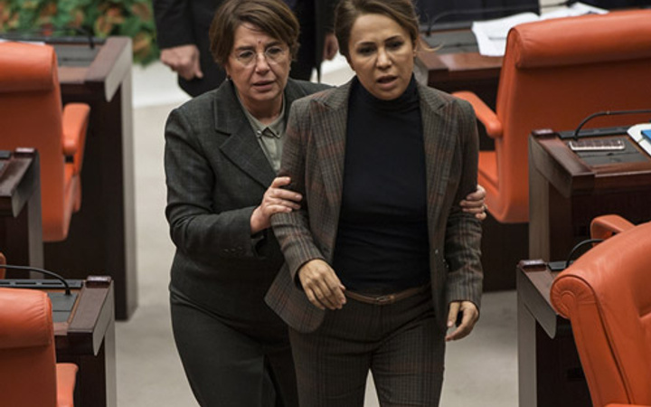 HDP ve AK Partili vekiller yumruklaştı kadın vekiller şok etti