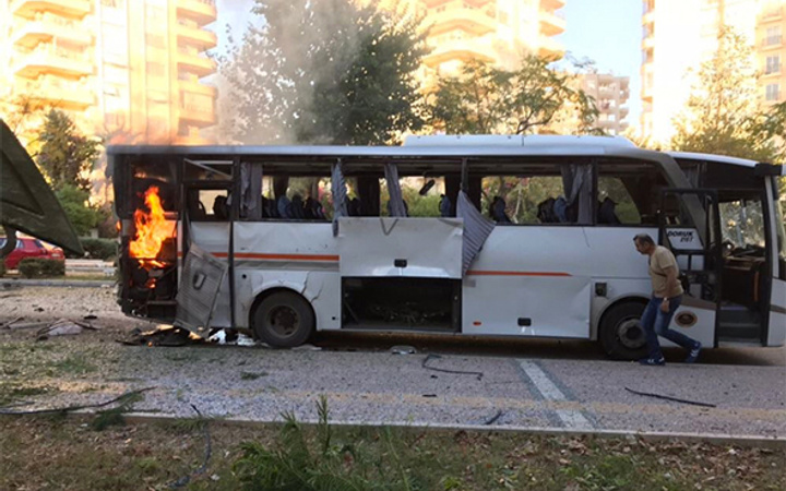 Mersin'de polis aracına saldırı: Olay yerinden görüntüler!