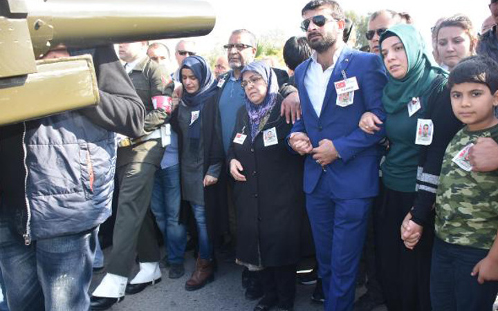 Selde şehit olan Topçu Onbaşı Parhan, İzmir'den gözyaşlarıyla uğurlandı