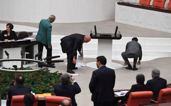 Meclis'te tansiyon yükseldi! CHP'li vekil dağıttı, CHP'li vekiller topladı!
