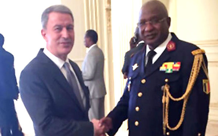 Hulusi Akar niye 'böyle' giyiniyor? Genelkurmay normal diyor ama...