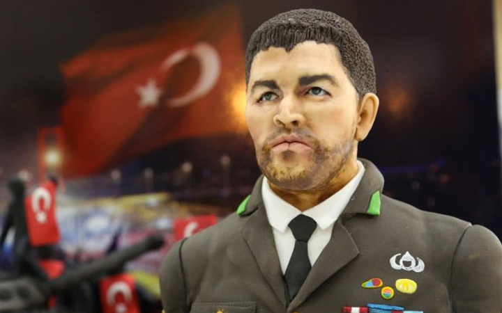 Şehit Ömer Halisdemir'in pastasını yaptılar!