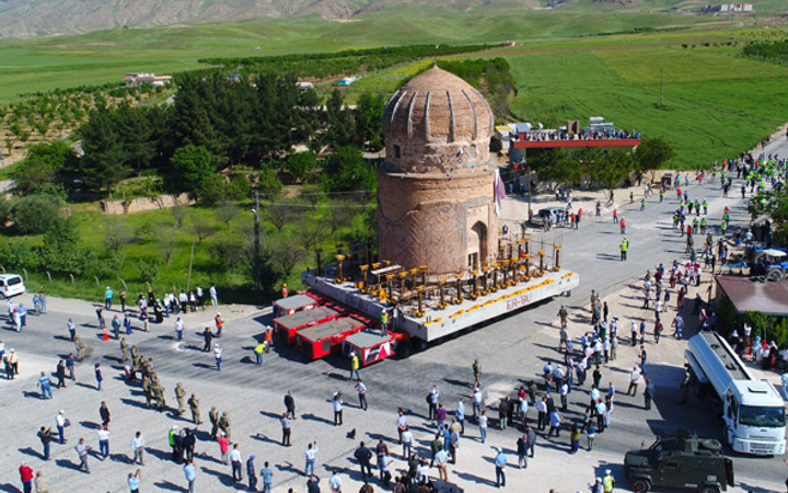 Hasankeyf'ten müthiş bir görüntü türbe ayaklanıp gitti